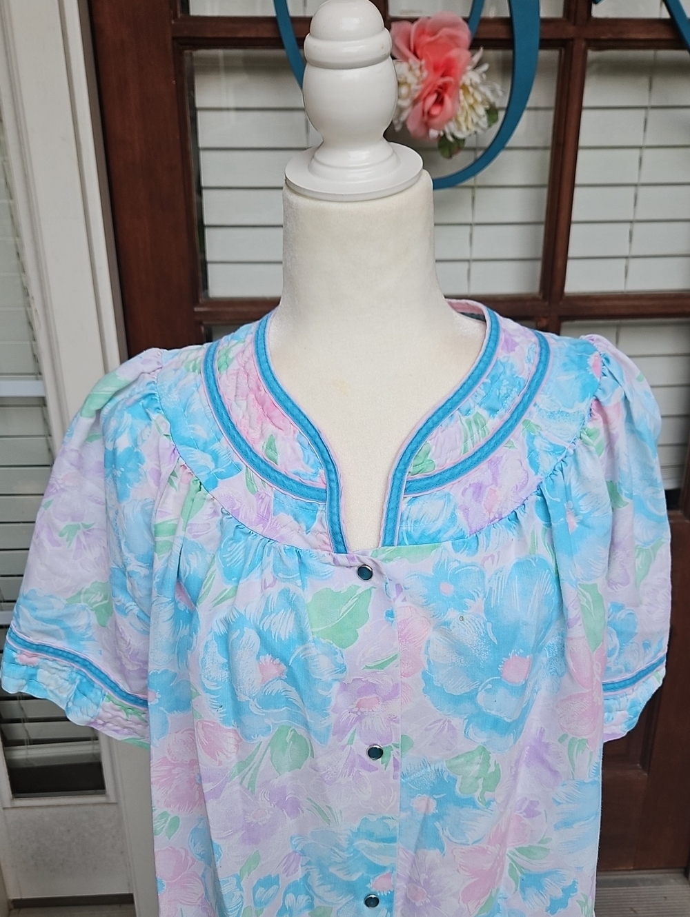 Vintage Floral Housecoat Nightgown Pearl Snap Buttons & Pockets Mumu Robe - Picture 2 of 7